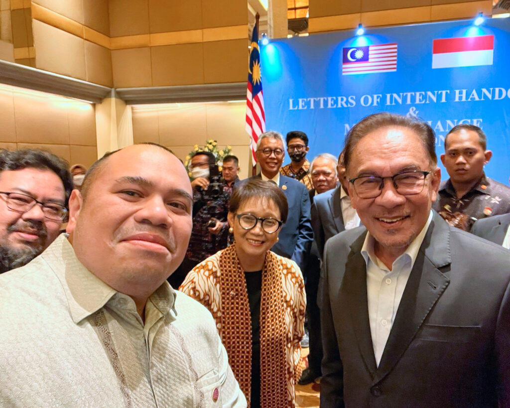 Founding Partner of AC Ventures, Pandu Sjahrir with Malaysian Prime Minister Anwar Ibrahim.